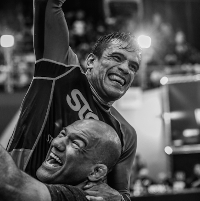 Rubens Cobrinha celebra com Fabio Gurgel o bicampeonato no ADCC 2015. Foto: Ivan Trindade/GRACIEMAG