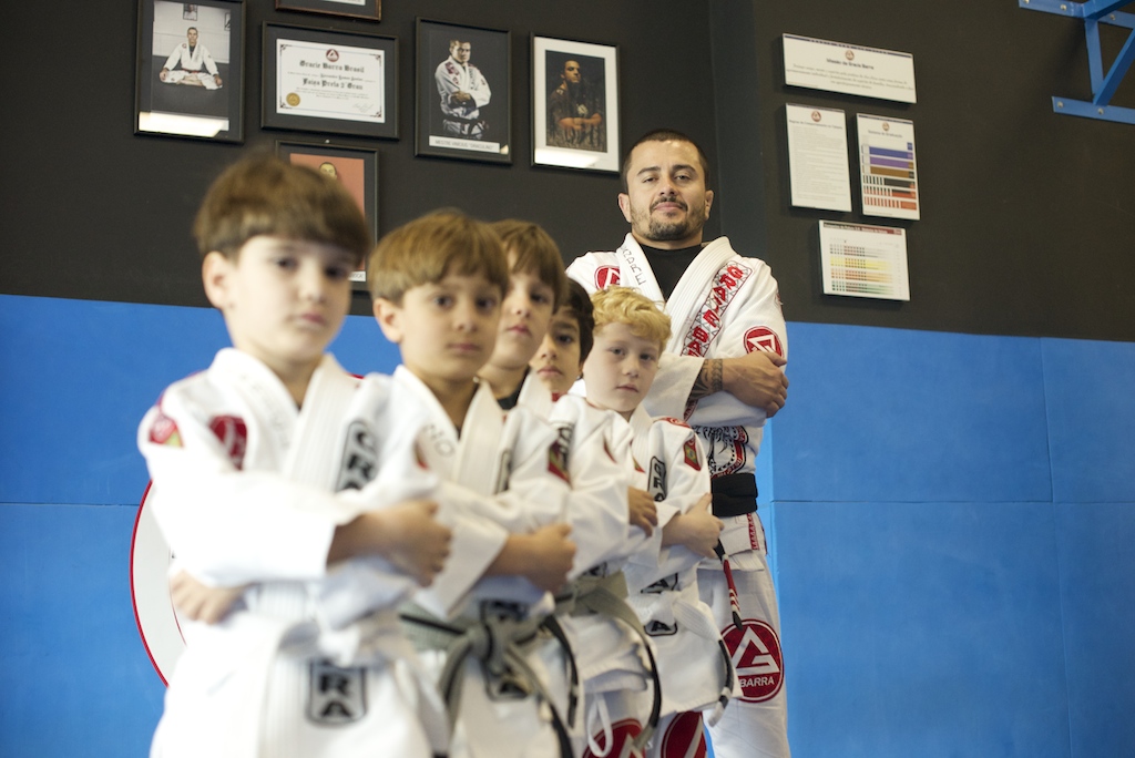 Alexandre Carioca e sua turminha de futuros samurais. Foto: Gabriel Medeiros/Divulgação