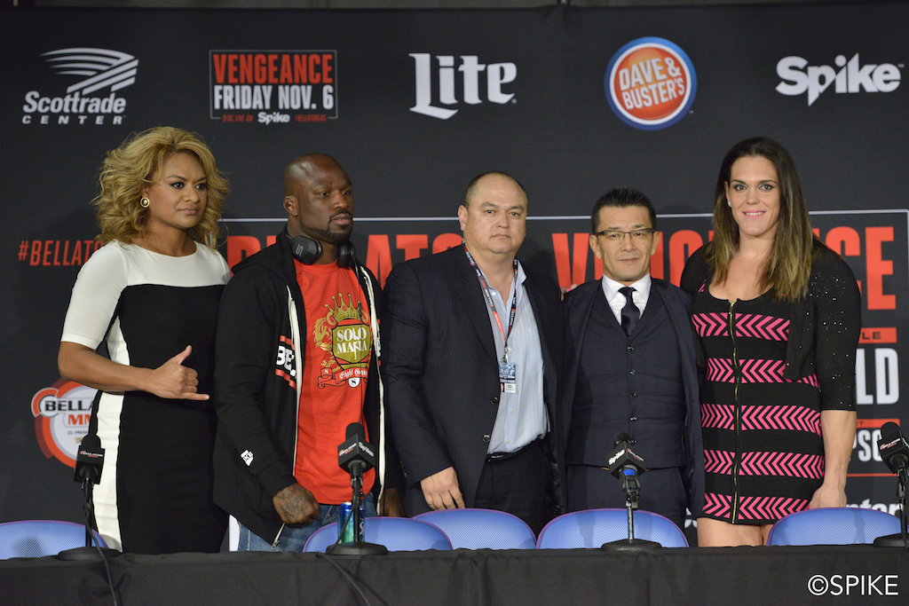 Gabi Garcia e dirigentes durante o Bellator 145