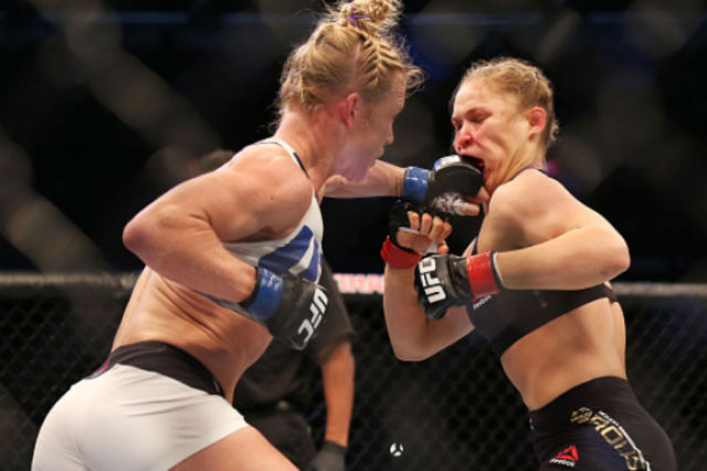 Holly Holm venceu Ronda Rousey em pé, aos 59s do R2, no UFC 193 na Austrália. Foto: UFC/Divulgação