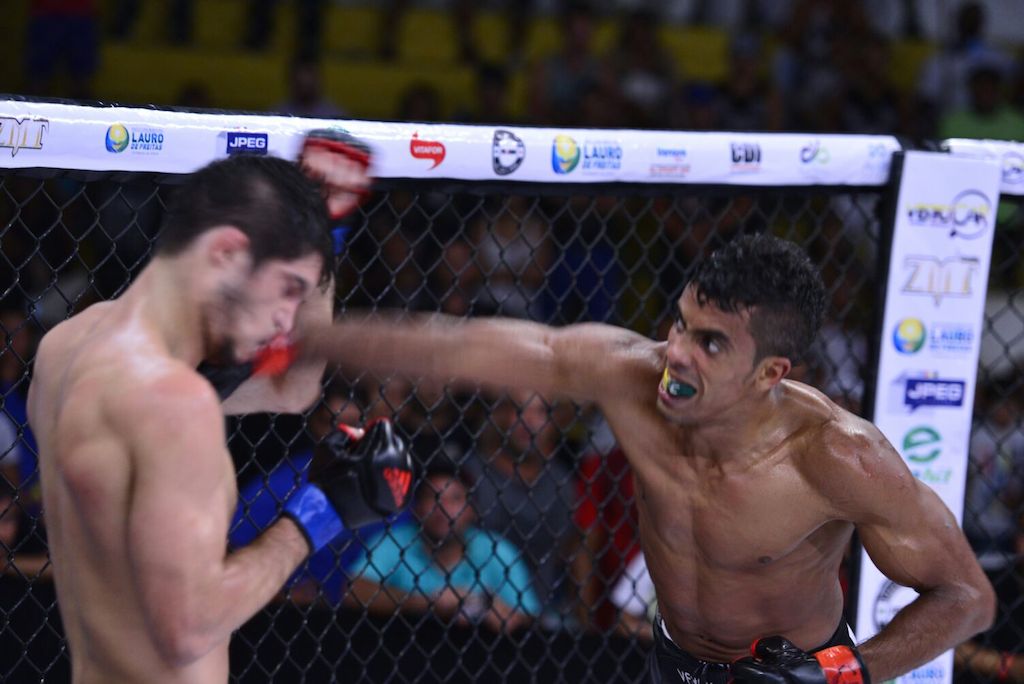 O Shooto Brasil animou a torcida na Bahia, com o novo campeão Rafael Sobral. Foto: Divulgação