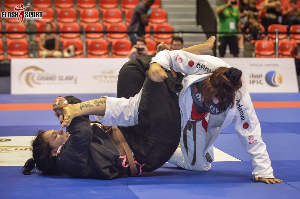 Tayane perdia por duas vantagens até os últimos 30s, mas raspou e venceu Claudia Val (De la Riva) pelo ouro no peso. Foto: Flashsports