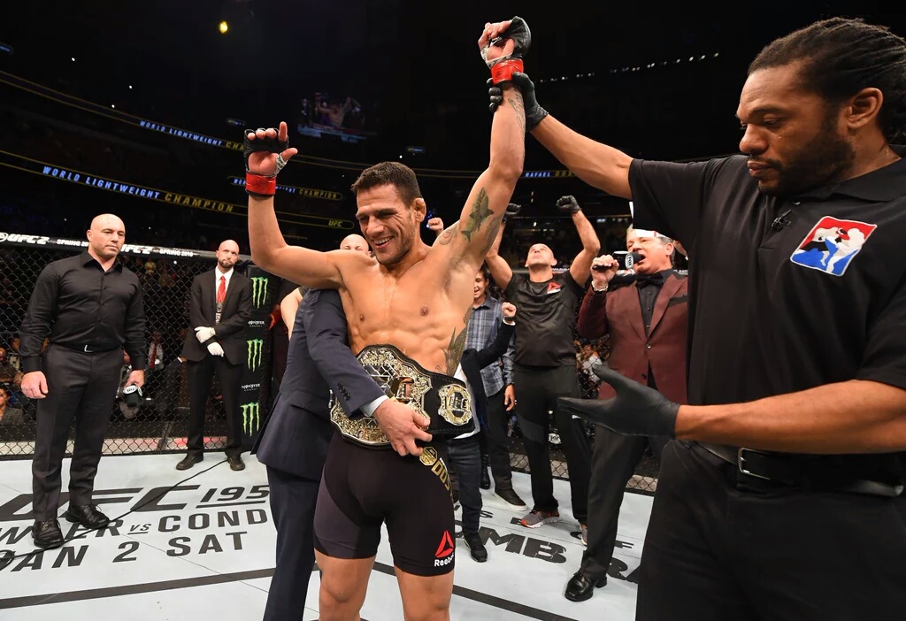 Rafael vence e mantém seu cinturão peso leve. Foto: UFC