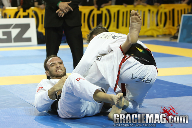 Samir Chantre beat Richard Slomba 3-2 on advantages after a 2-2 tie on points for the featherweight title.