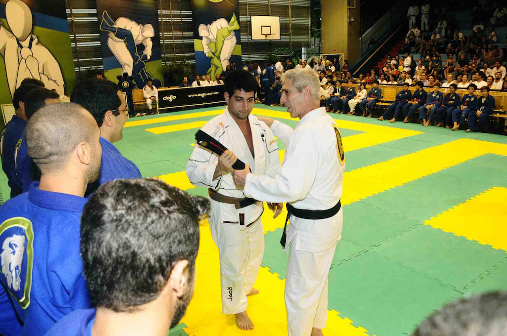 Professor Leão Teixeira gradua aluno na Escola Americana, em sua festa de fim de ano. Fotos: Kazuo Yokohama/Divulgação.