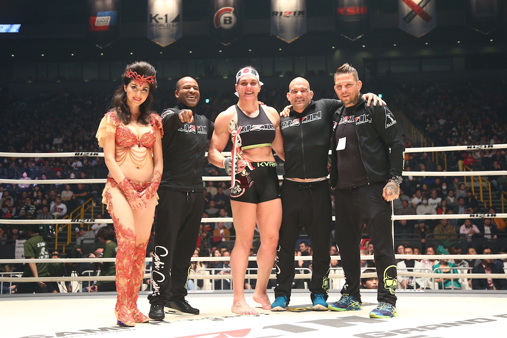 Gabi Garcia celebra no ringue na Saitama. Foto: Direitos reservados a RIZIN FF/Sachiko Hotaka