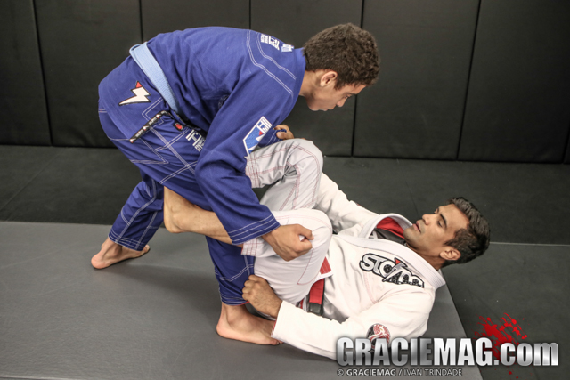 Cobrinha: a quick way to sweep from the sit up guard