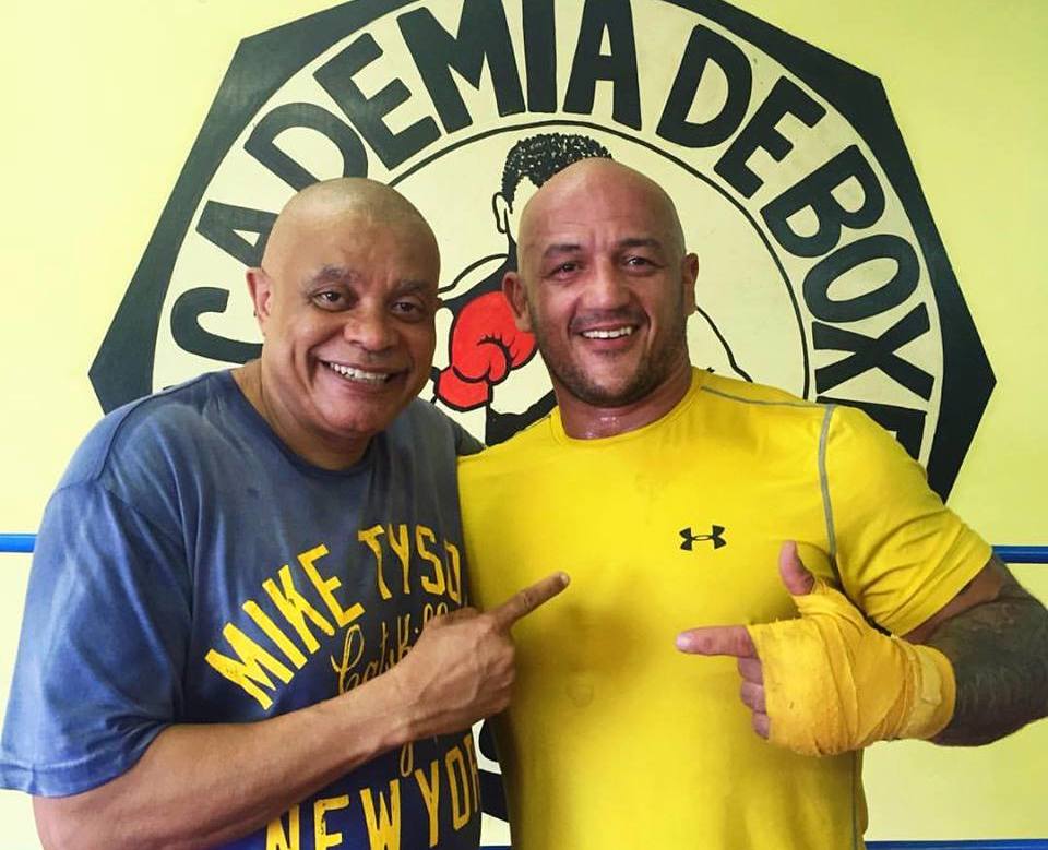 Charlão mantendo a forma com o professor de boxe Claudinho Coelho, na escola Nobre Arte. Foto: Acervo Pessoal.