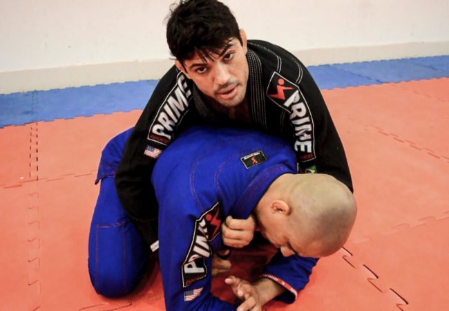 Vídeo: Aprenda com Viscardi Andrade a finalizar o oponente em quatro apoios