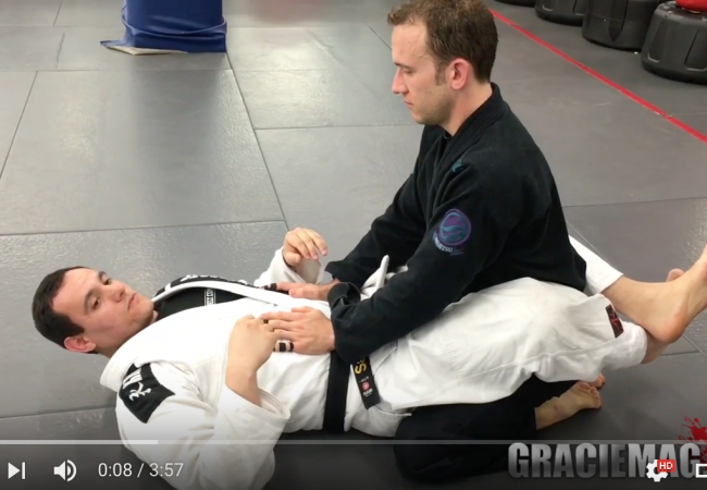 Learn three attacks to finish the opponent inside the triangle with black belt Vagner Santana
