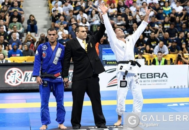 Vídeo: Rafa Mendes em sua primeira luta na campanha do hexa no Mundial 2016