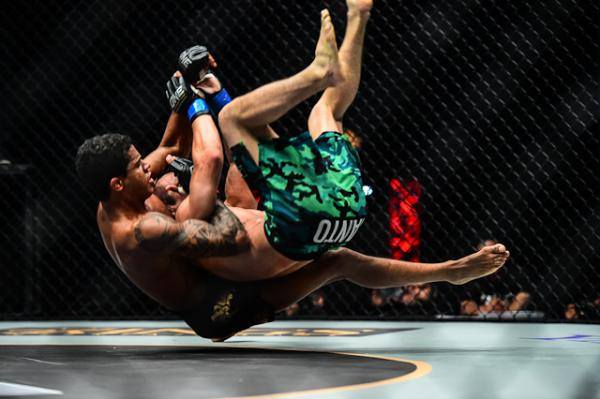 Faixa-preta de Jiu-Jitsu, Adriano Moraes aguarda chance de unificar cinturões no One FC