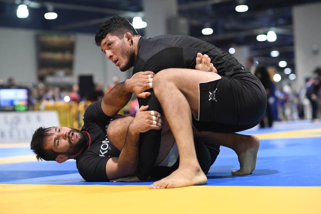 Lucas Hulk por cima, na final do absoluto do Campeonato Americano. Foto: Luca Atalla/GALLERR.