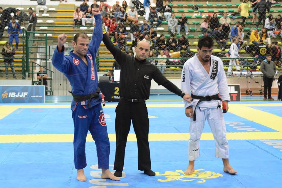 Pimpolho com a mão levantada após bater Fernando Reis pelo ouro absoluto. Foto: IBJJF