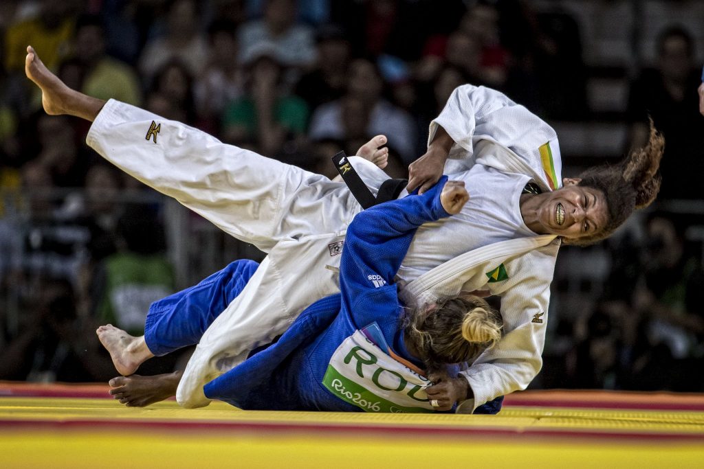 Rafaela é a primeira atleta do judô brasileiro a conquistar o ouro olímpico. Foto: Reprodução/Twitter