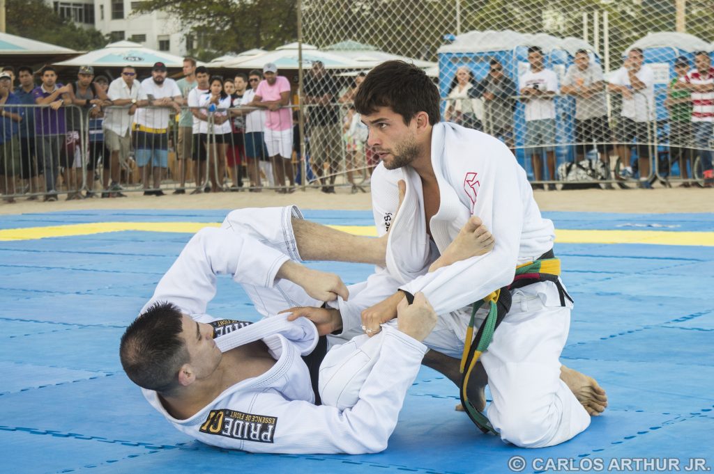 Breno Bittencourt (por cima) venceu três lutas e sagrou-se campeão do GP. Foto: Carlos Arthur Jr.