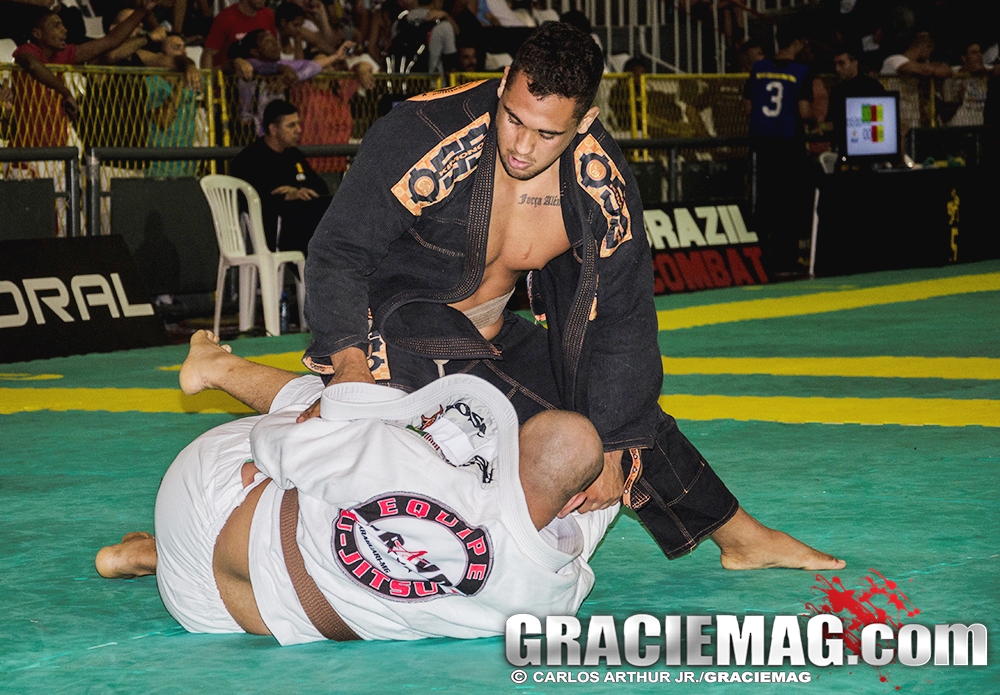 Victor Honório faturou peso e absoluto no torneio Sulamericano. Foto: Carlos Arthur Jr./GRACIEMAG