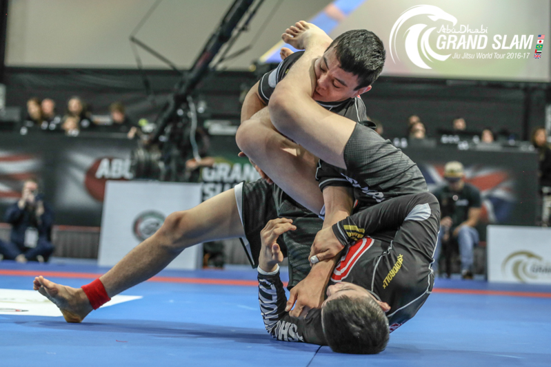 No duelo de Miyaos, melhor para João, que finalizou Paulo no armlock. Foto: GentleArt Media