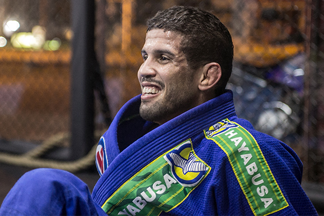 Leo Santos talks about his memorable fight with Royler Gracie, teaches an ezequiel choke from side attack