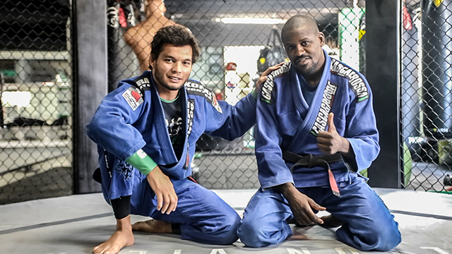 Miltinho Vieira advises newcomers, talks drilling and teaches an inverted triangle