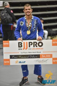 Nosso GMI Gabriel Marangoni reinou nos pesos-penas e faturou o checão da IBJJF. Foto: IBJJF/Facebook