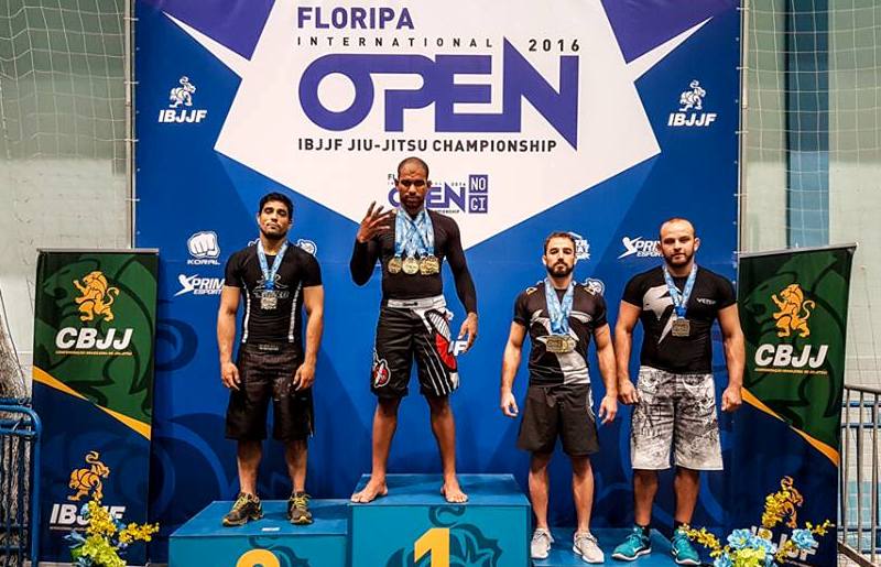 Erberth no pódio do absoluto faixa-preta sem kimono, com seus quatro ouros no peito. Foto: Marcos Aurélio/IBJJF