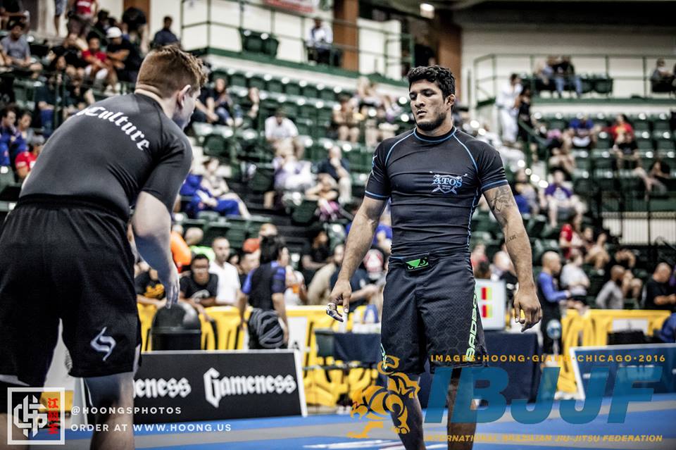 Hulk mordeu o bicampeonato mundial faixa-preta no torneio sem kimono. Foto: IBJJF