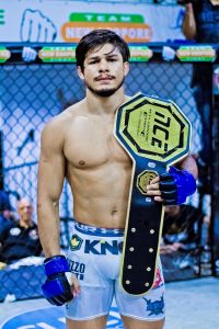 Aryzinho faturou seu primeiro cinturao no MMA. Foto: Ruiva Fight