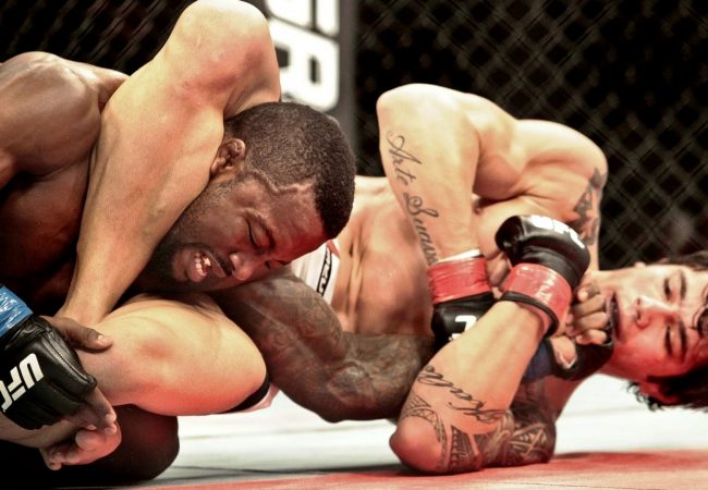 Aprenda a finalizar no triângulo invertido com o atleta do UFC Erick Silva