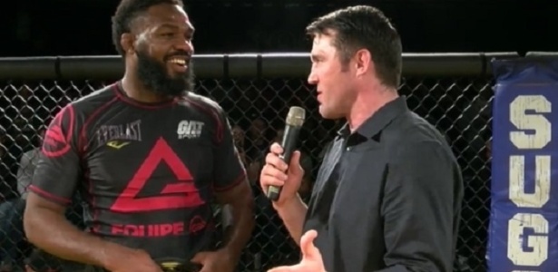 Vestindo as cores da Gracie Barra, Jones desafiou Sonnen dentro do cage. Foto: Reprodução