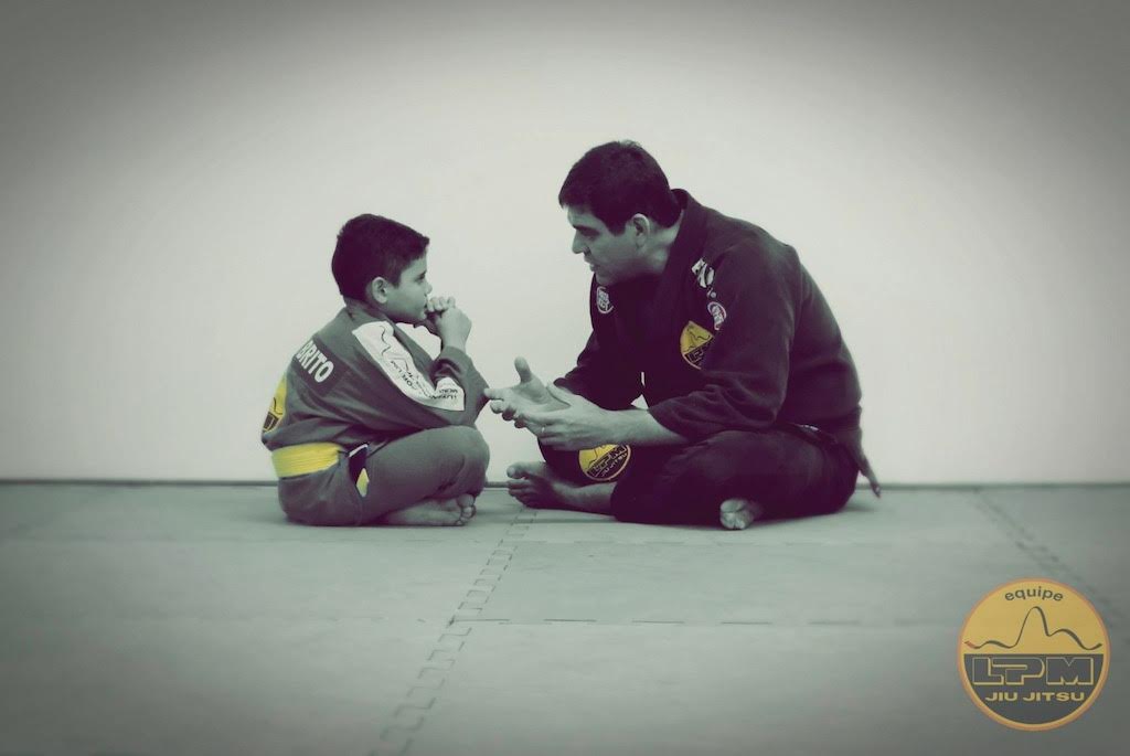 Cleiber Maia dá conselhos a um jovem lutador. Foto: Divulgação