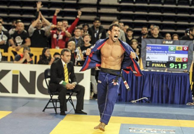 Otávio Sousa on the flying triangle that gave him his third Pan title
