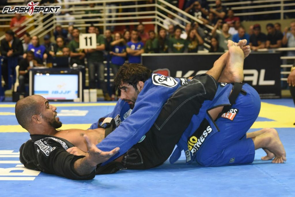 Leandro Lo vs Erberth Santos: Foto: Flashsport.