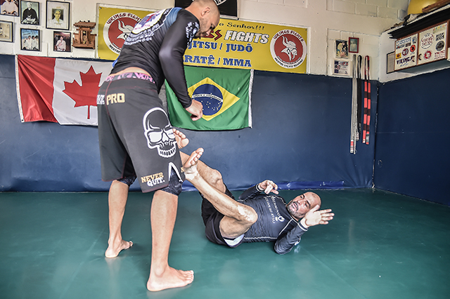 Warm up before training with self-defense fundamentals, with Master Sylvio Behring