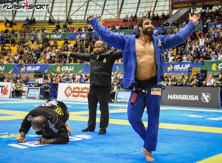 Leandro Lo celebra em evento da CBJJ, em Barueri. Foto: Flashsport