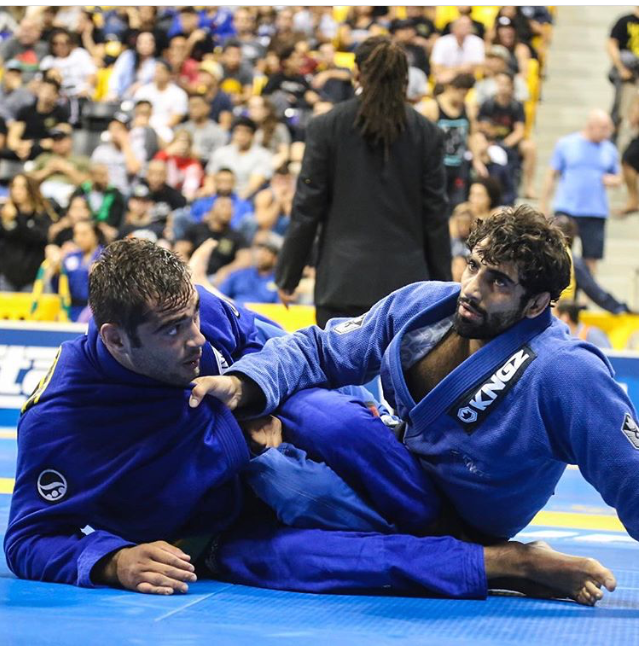 Leandro Lo decifrou a guarda de Luiz Panza na semifinal do absoluto. Fotos: Beatriz Lina/GRACIEMAG