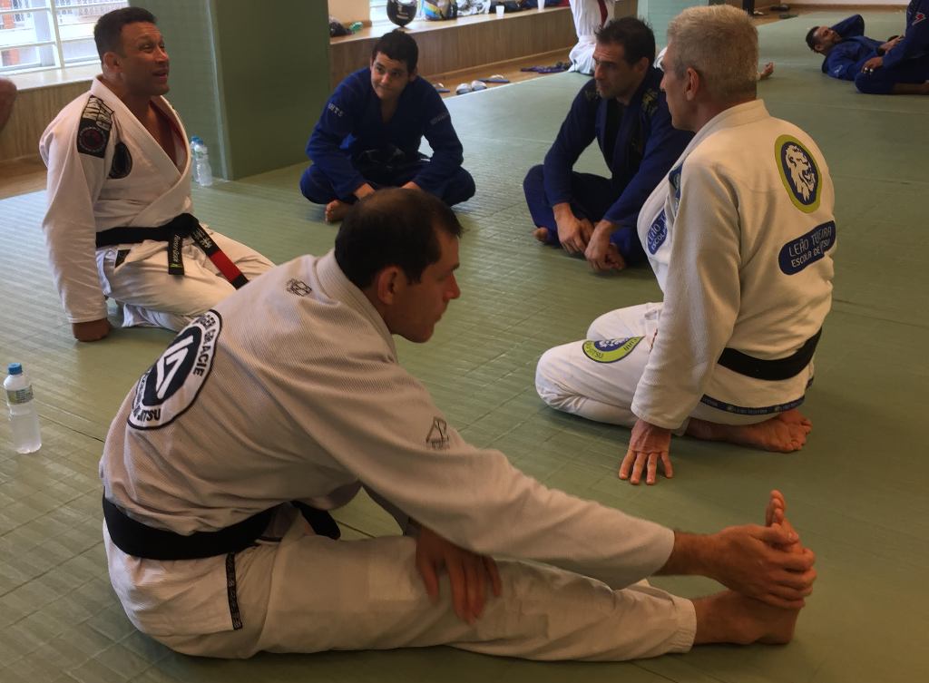 Roger Gracie alonga após treino. Renzo, Leão Teixeira, Léo Leite e Rayron conversam. 