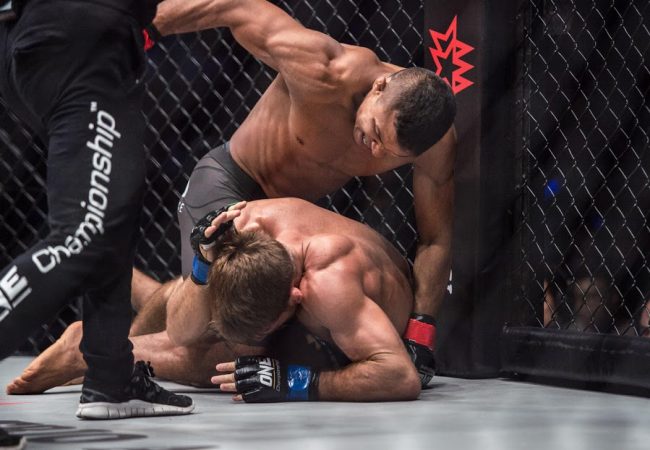 Vídeo: Bibiano Fernandes finaliza com o Jiu-Jitsu e defende cinturão no One FC 58