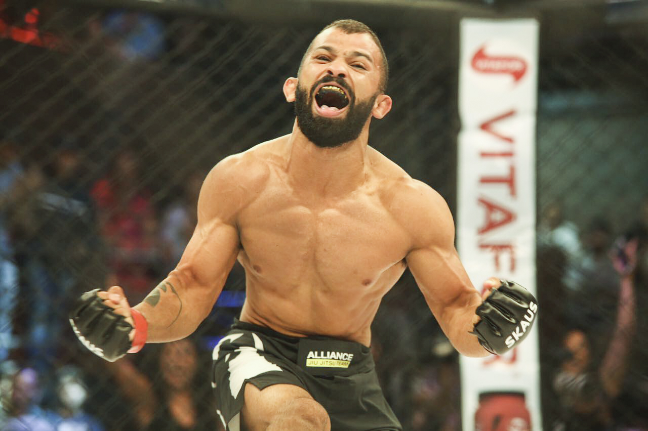 Bruno Malfacine fez sua estreia no MMA no Shooto, no Rio, com uma vitória no armlock no R1. Foto: Eduardo Ferreira/ Gallerr