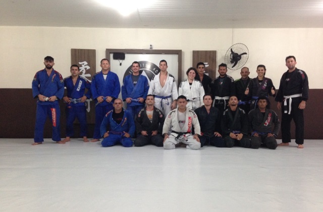 Estude a meia-guarda profunda no Jiu-Jitsu com o GMI Marcos Giusti