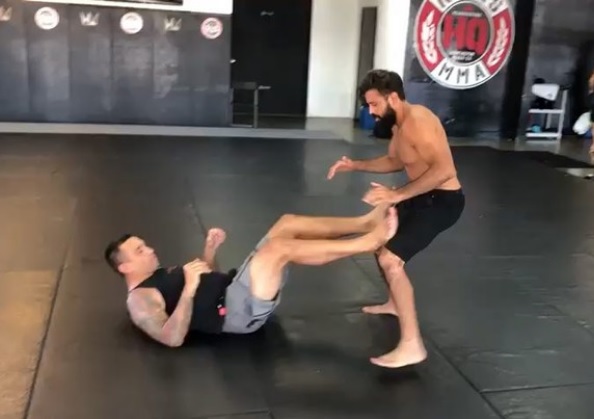 O aquecimento com treino de reposição de guarda de Mario Reis e Fabricio Werdum