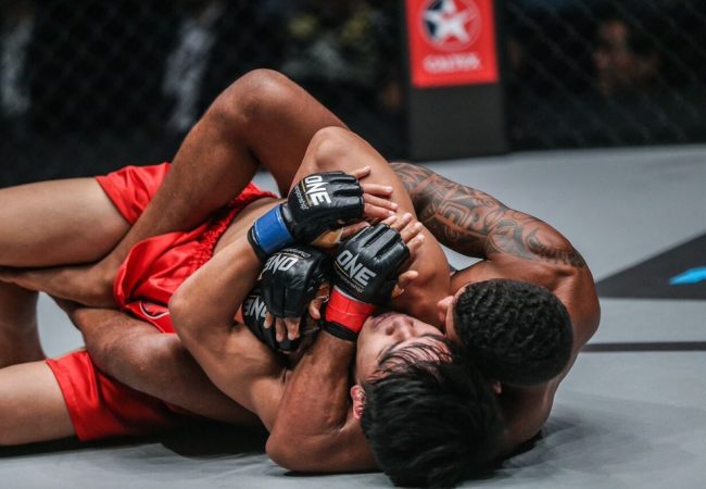 Adriano Moraes finaliza, defende cinturão do One FC e diz: “Jiu-Jitsu é primordial no MMA”