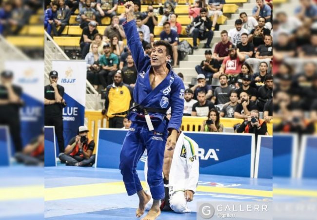 A 5-time world champion’s combo for sweeping with the lapel and taking the back