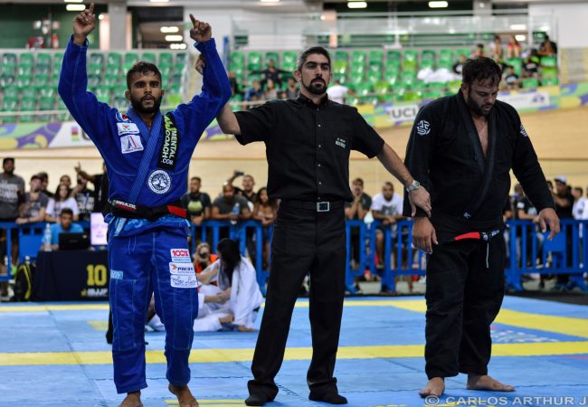 Vídeo: A vitória do peso leve Luan Carvalho no pesadíssimo do Rio Open de Jiu-Jitsu