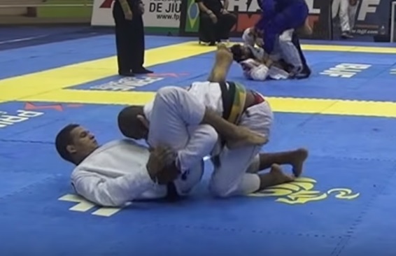 Fellipe Andrew’s adapted triangle from a São Paulo BJJ Pro final