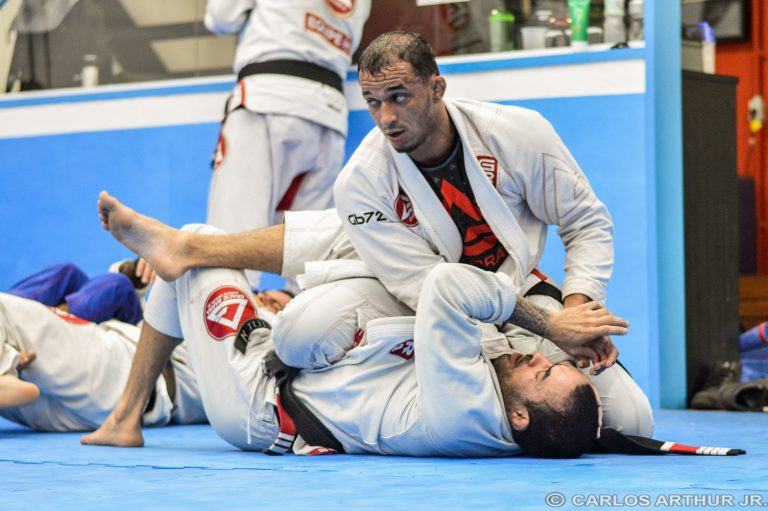 MMA Extreme Brasil JiuJitsu Romulo Barral ensina passagem com