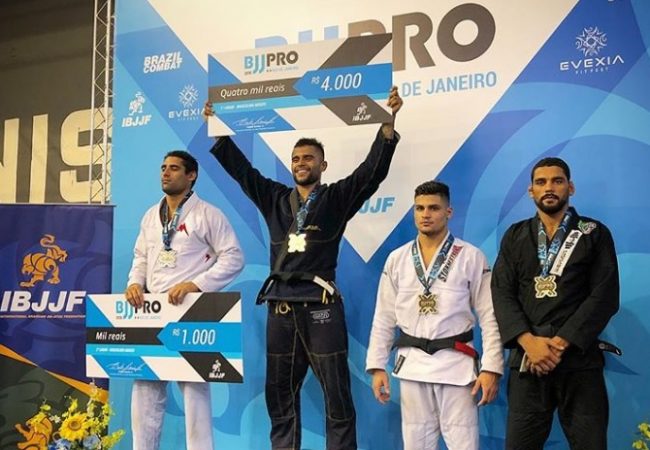 Vídeo: A vitória premiada de Luan Carvalho no Rio BJJ Pro de Jiu-Jitsu