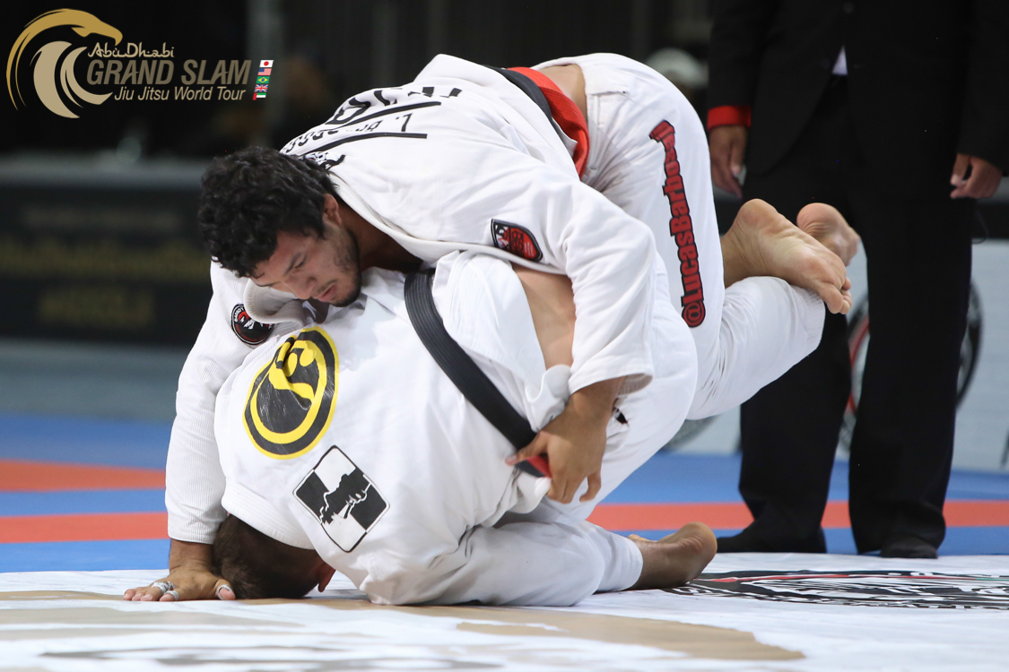 A aula do campeão mundial absoluto sem kimono Roberto Jimenez