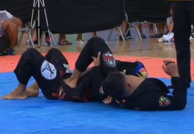 Vídeo: veja como o faixa-azul finalizou o faixa-preta em superluta de Jiu-Jitsu