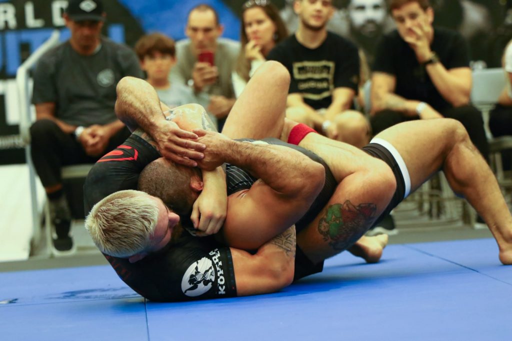 Gordon Ryan trabalha nas costas de Toquinho, em 2019. Foto de Blanca Marisa Garcia